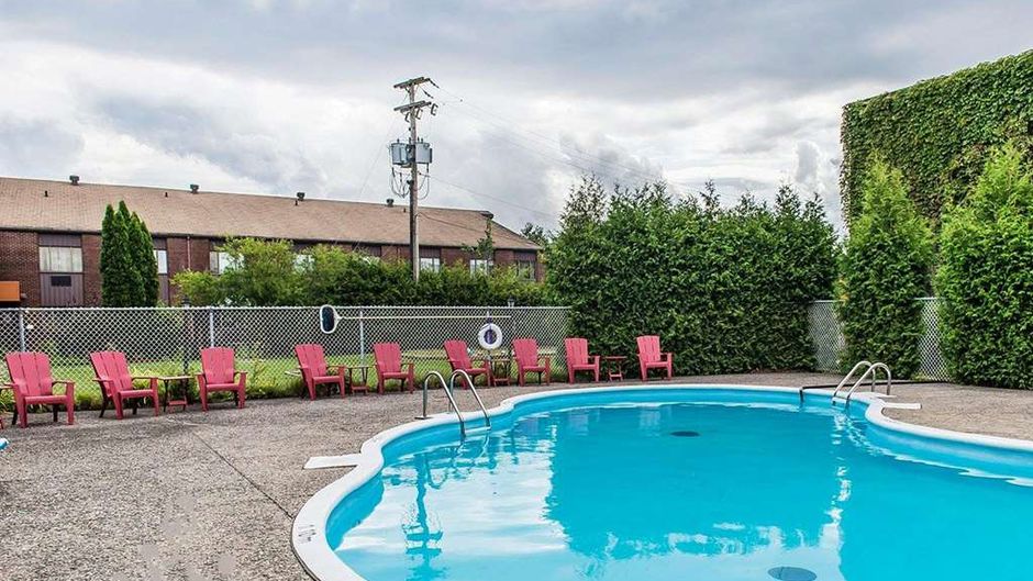 Quality Inn & Suites Conference Pool