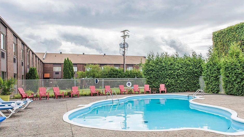 Quality Inn & Suites Conference Pool