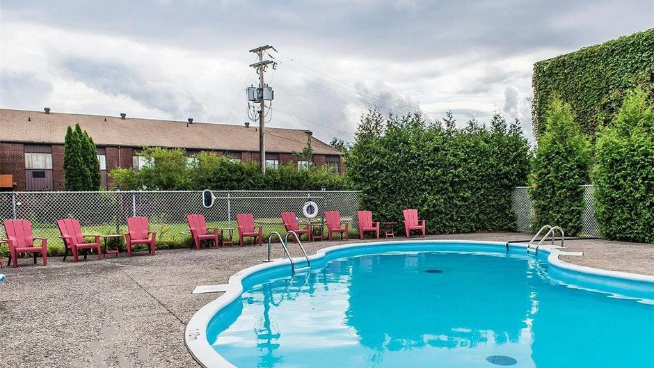 Quality Inn & Suites Conference Pool