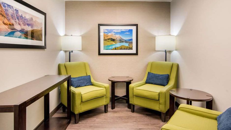Comfort Inn & Suites Red Deer Lobby