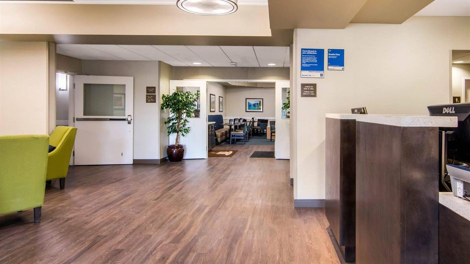 Comfort Inn & Suites Red Deer Lobby