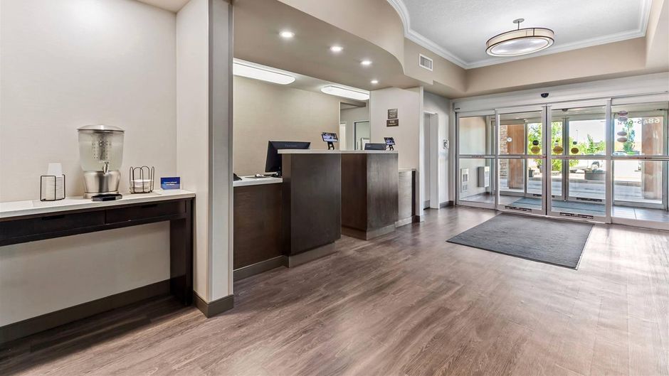 Comfort Inn & Suites Red Deer Lobby