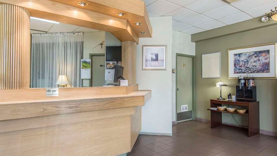 Quality Hotel & Suites Sherbrooke Lobby