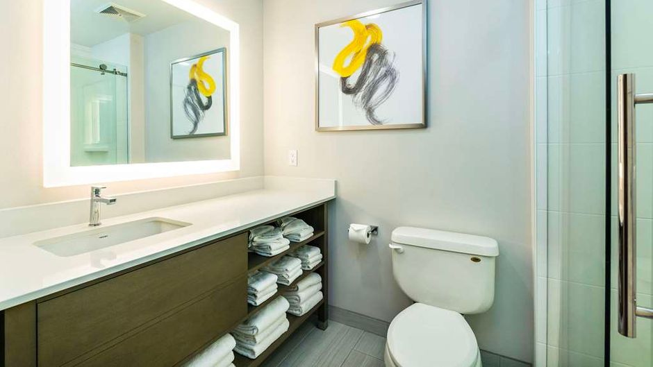 Comfort Suites Kelowna Room