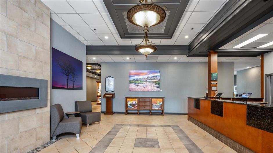 Quality Suites Lobby