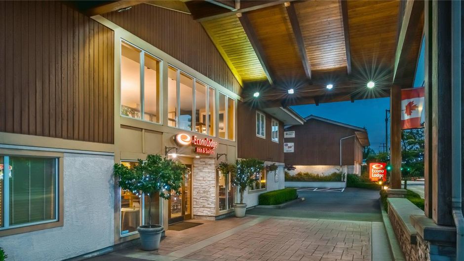 Econo Lodge Inn and Suites North Vancouver Exterior