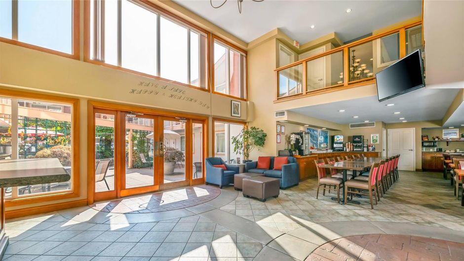 Econo Lodge Inn and Suites North Vancouver Lobby