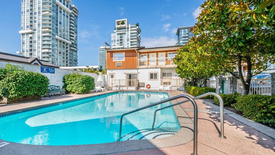 Econo Lodge Inn and Suites North Vancouver Pool