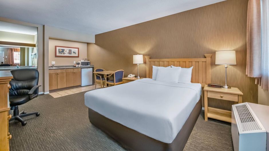 Econo Lodge Inn and Suites North Vancouver Suite