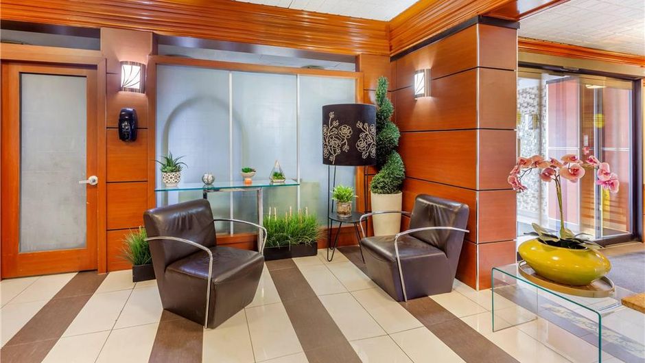 Quality Inn Toronto Airport Lobby