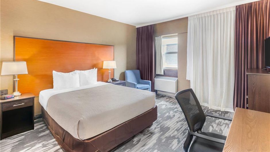 Quality Inn Toronto Airport Room
