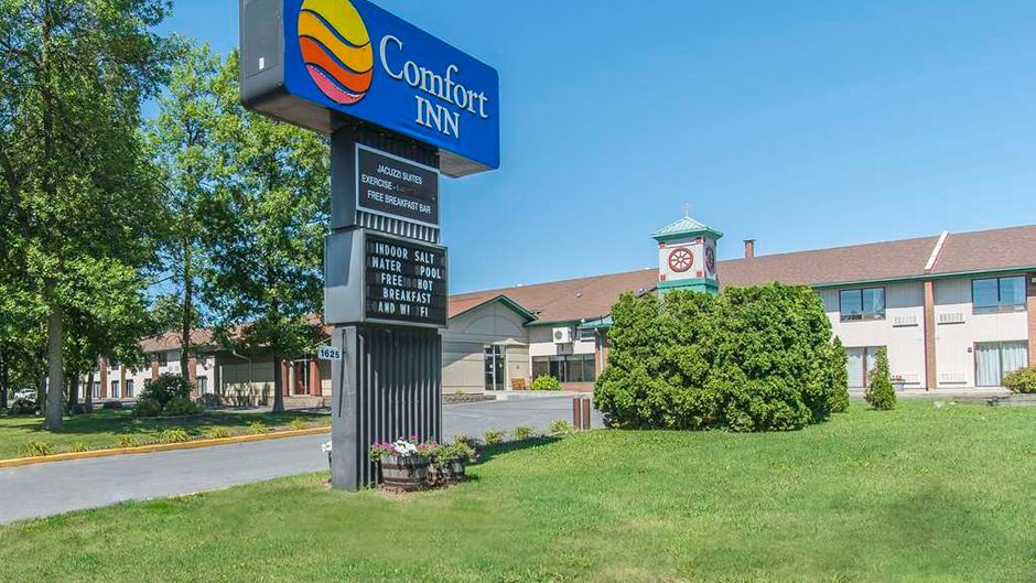 Comfort Inn Cornwall Exterior