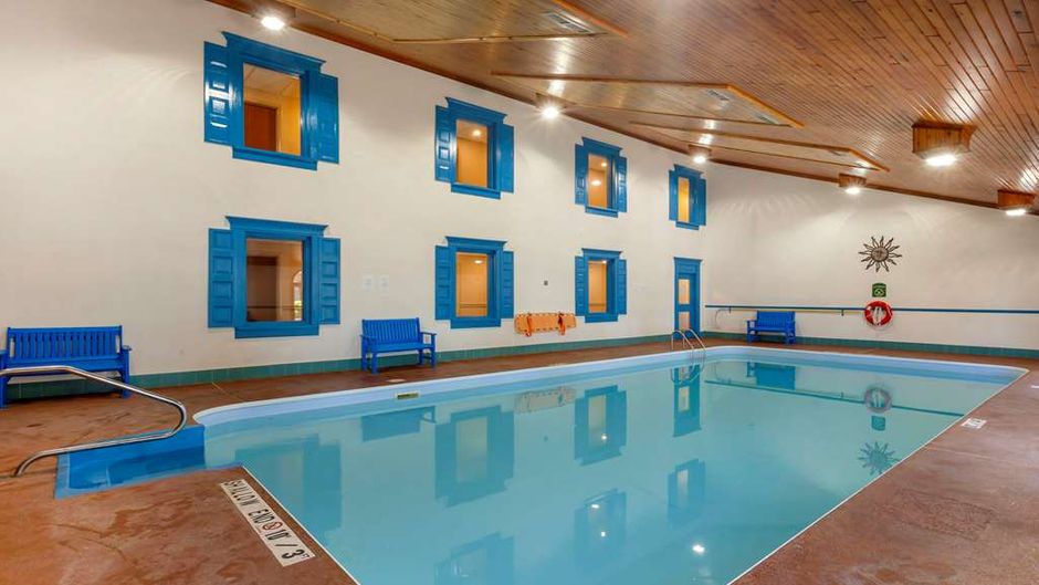 Comfort Inn & Suites Thousand Islands Ha Pool