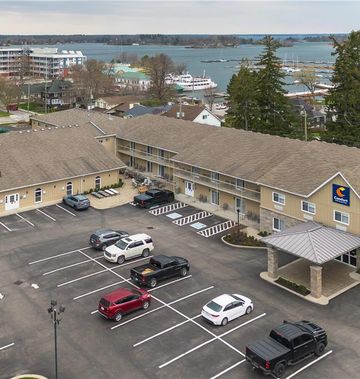 Comfort Inn & Suites Thousand Islands Ha