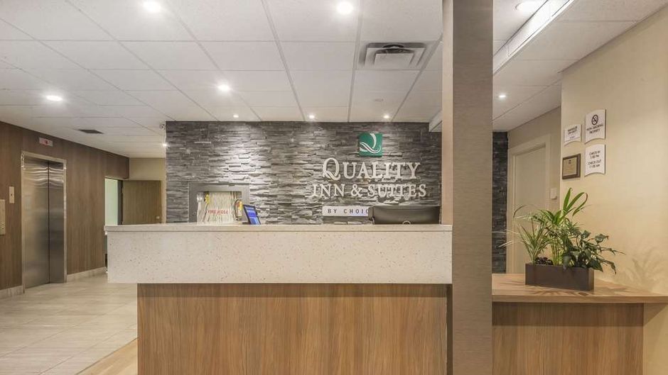 Quality Inn & Suites Downtown Windsor Lobby