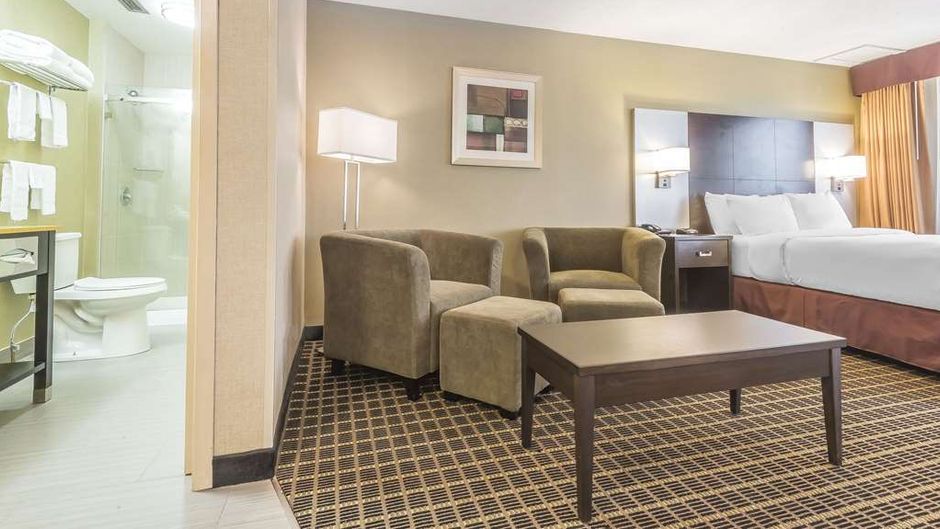 Quality Inn & Suites Downtown Windsor Room