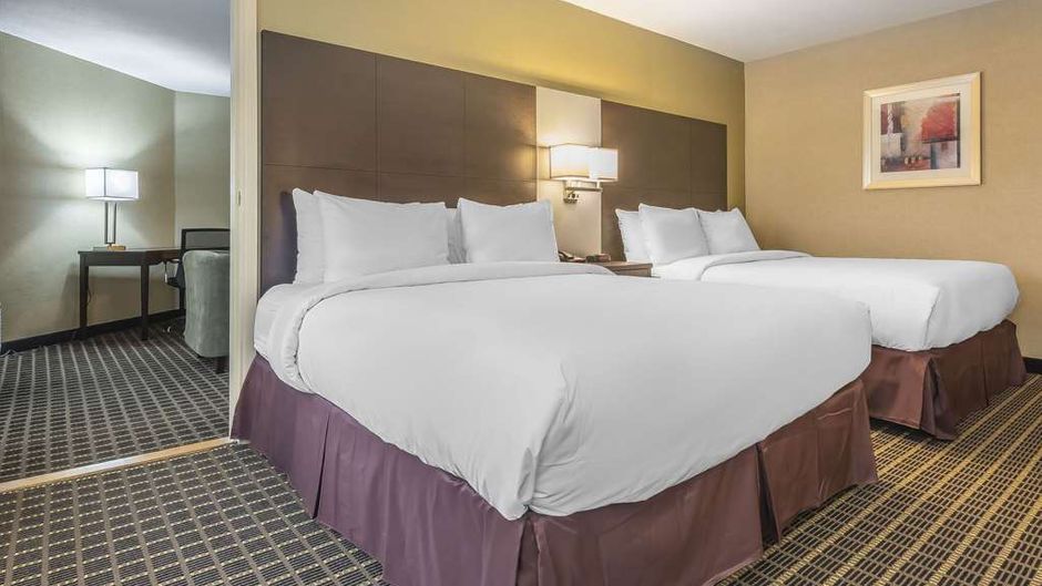Quality Inn & Suites Downtown Windsor Room