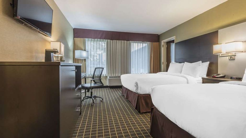 Quality Inn & Suites Downtown Windsor Room
