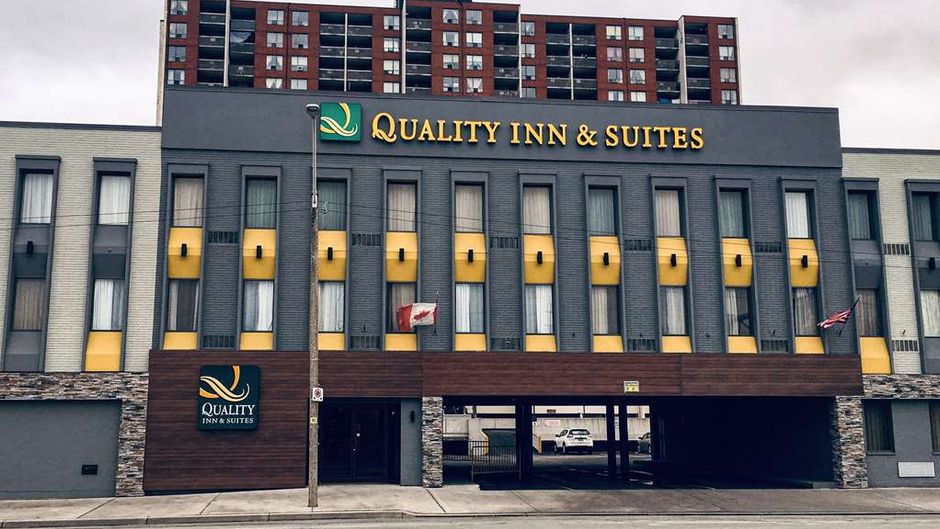 Quality Inn & Suites Downtown Windsor Exterior