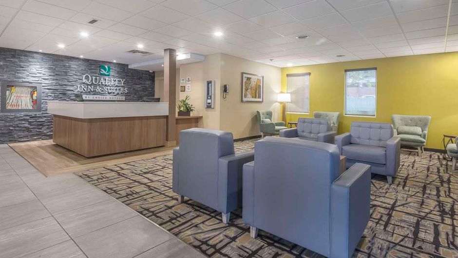 Quality Inn & Suites Downtown Windsor Lobby
