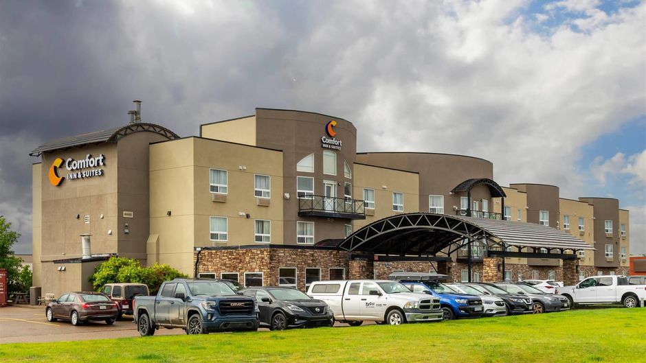 Comfort Inn and Suites Medicine Hat Exterior