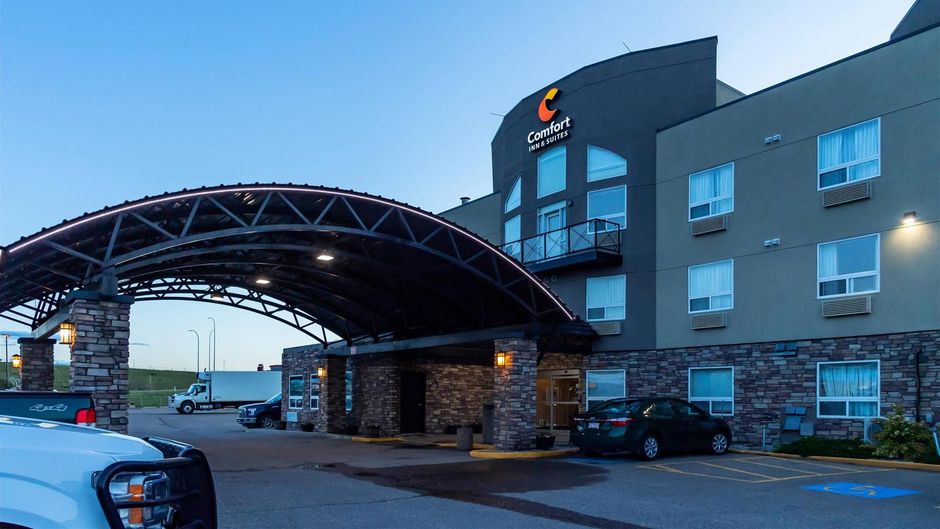 Comfort Inn and Suites Medicine Hat Exterior