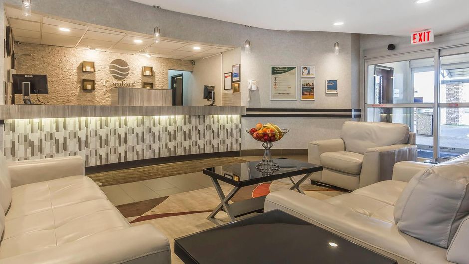 Comfort Inn and Suites Medicine Hat Lobby