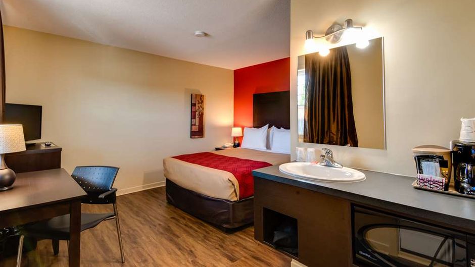 Econo Lodge Room
