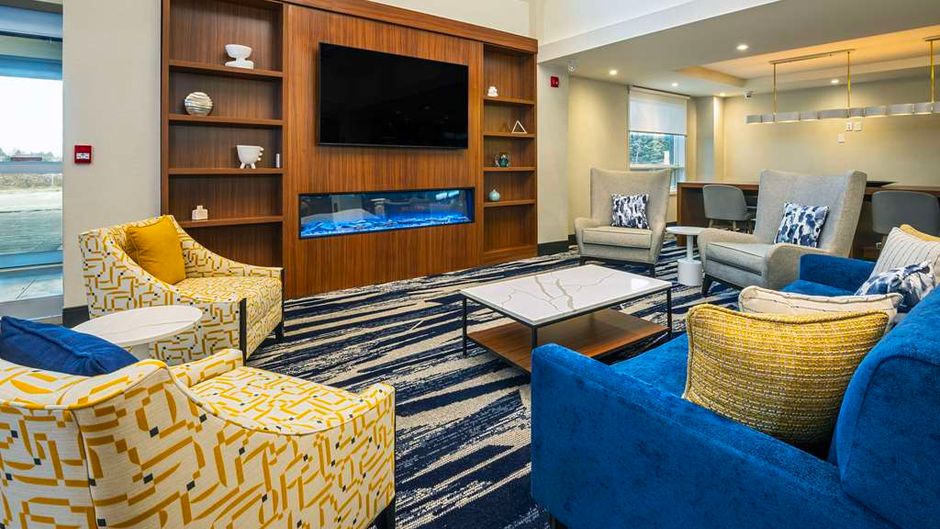 Comfort Inn & Suites Lobby