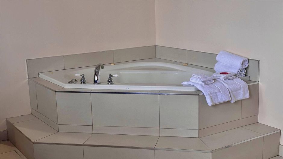 Econo Lodge City Centre Kingston Suite