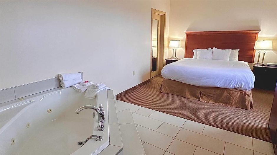 Econo Lodge City Centre Kingston Suite