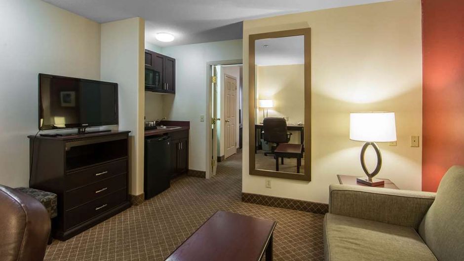 Comfort Inn & Suites Airport Suite