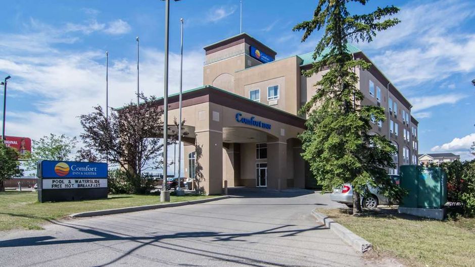 Comfort Inn & Suites Airport Exterior