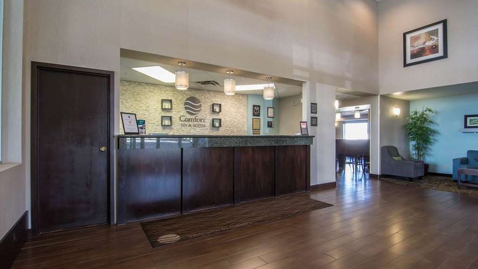 Comfort Inn & Suites Airport Lobby