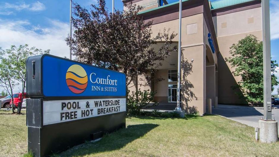 Comfort Inn & Suites Airport Exterior