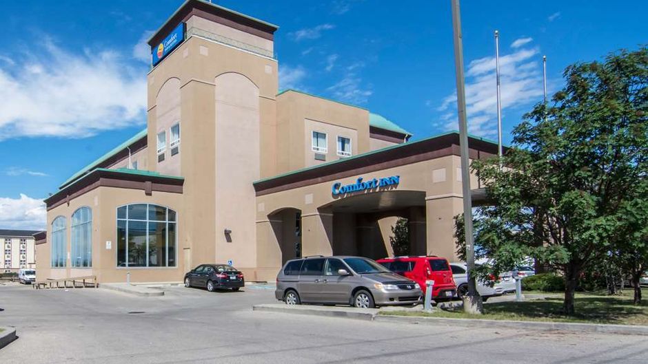 Comfort Inn & Suites Airport Exterior