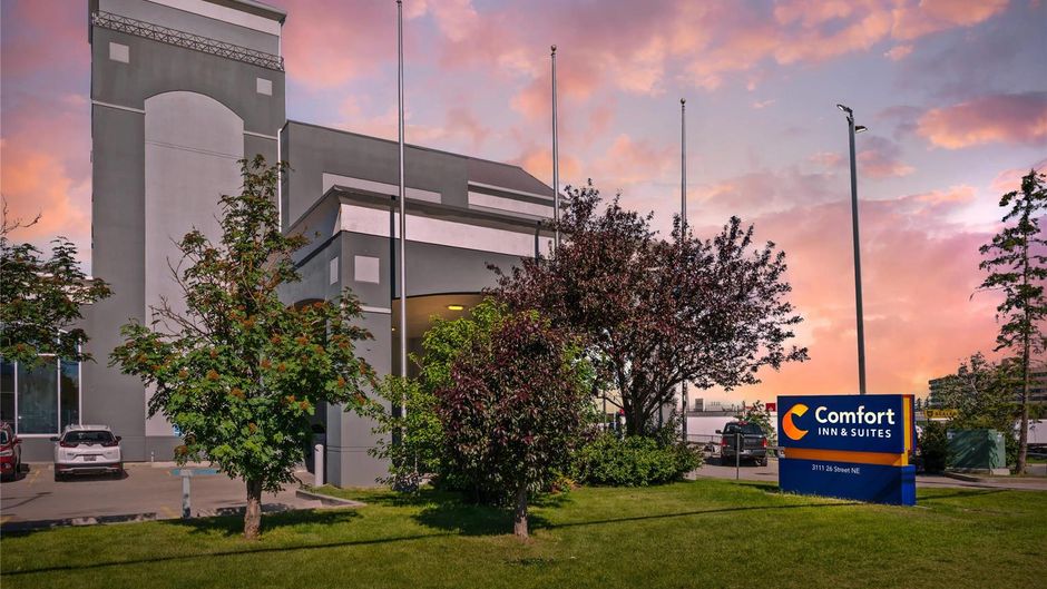 Comfort Inn & Suites Airport Exterior