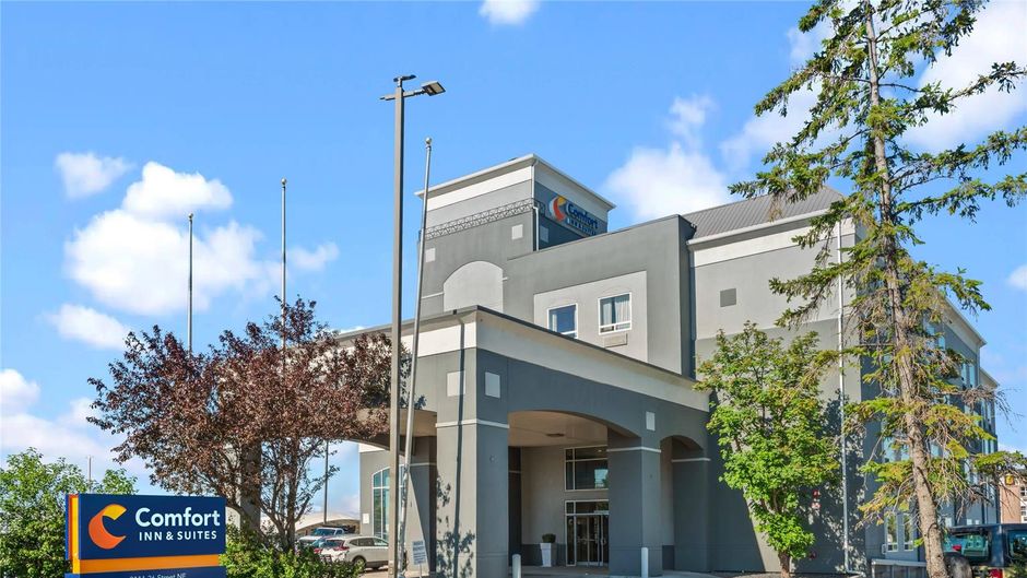 Comfort Inn & Suites Airport Exterior