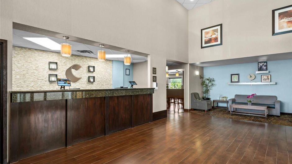 Comfort Inn & Suites Airport Lobby
