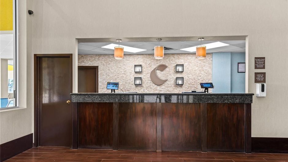 Comfort Inn & Suites Airport Lobby