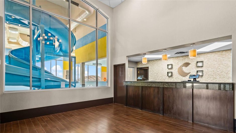 Comfort Inn & Suites Airport Lobby