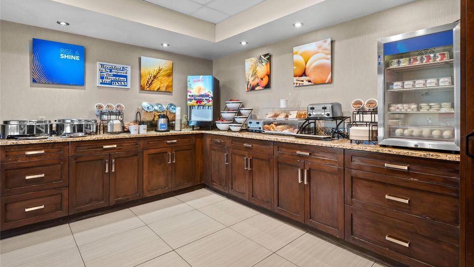 Comfort Inn & Suites Airport Restaurant