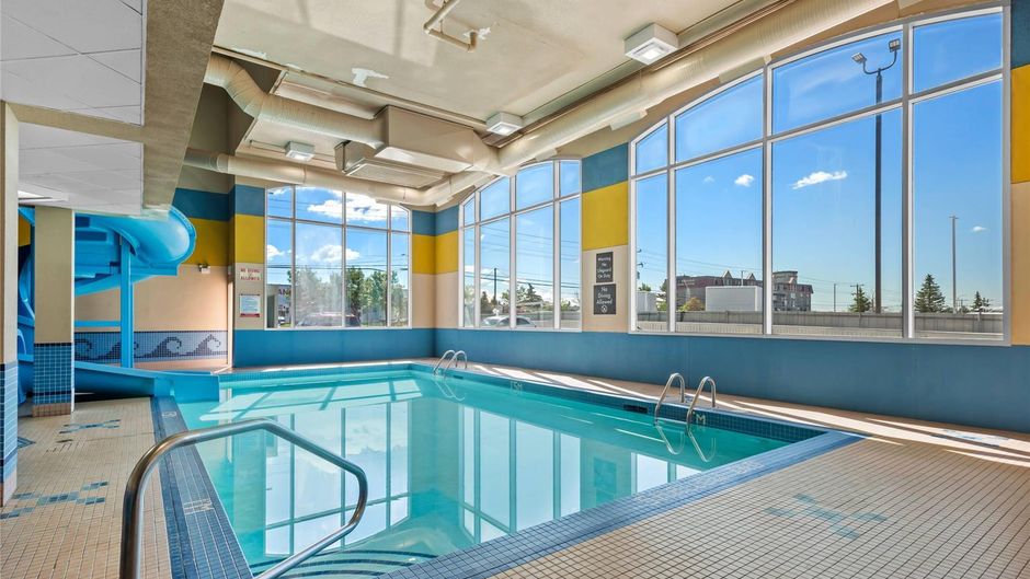Comfort Inn & Suites Airport Pool