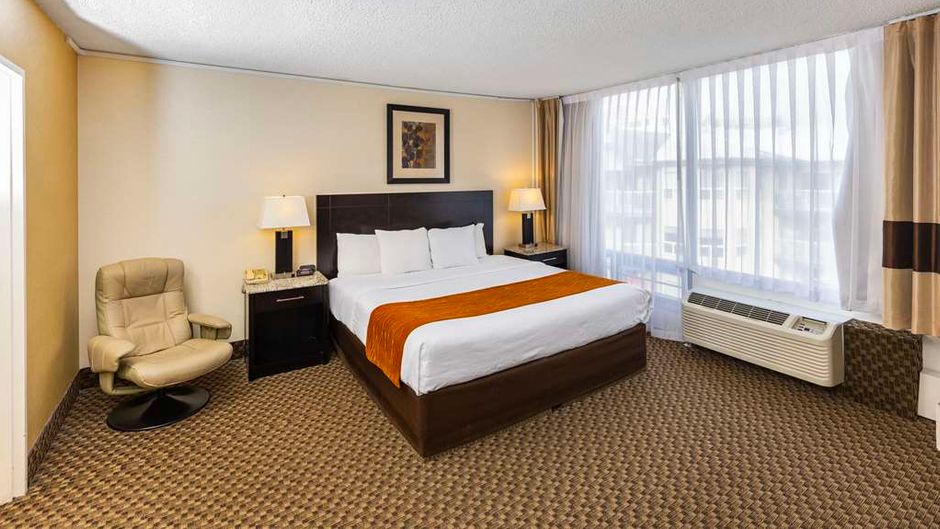 Comfort Inns & Suites Room