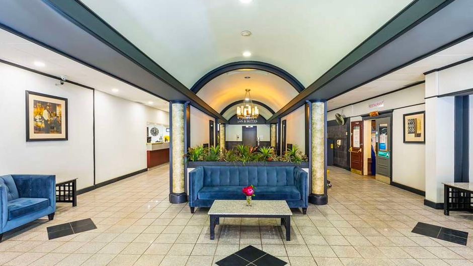 Comfort Inns & Suites Lobby