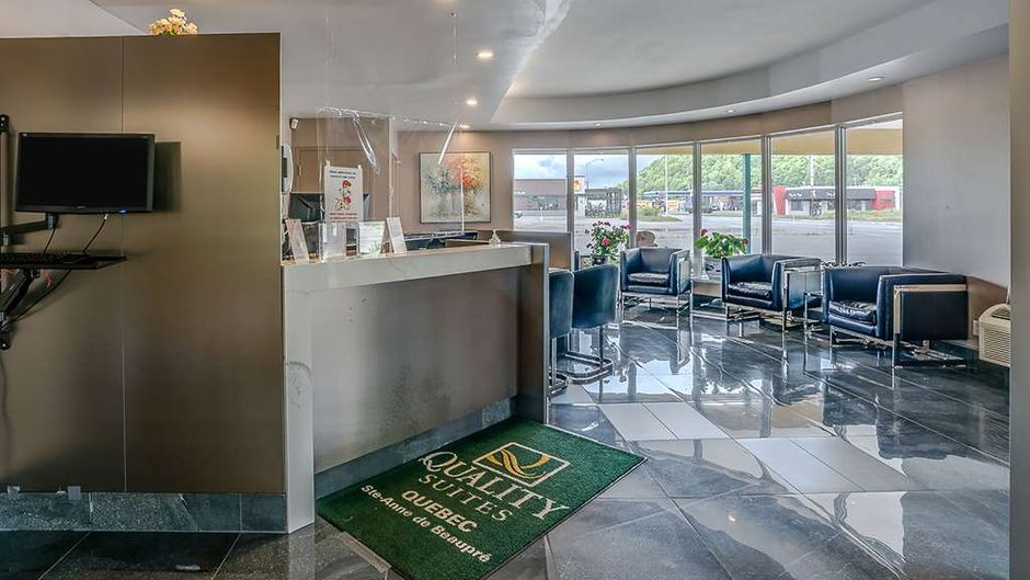 Quality Suites Ste Anne de Beaupre Lobby