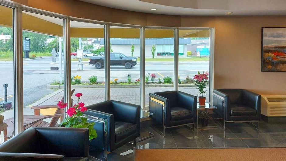 Quality Suites Ste Anne de Beaupre Lobby