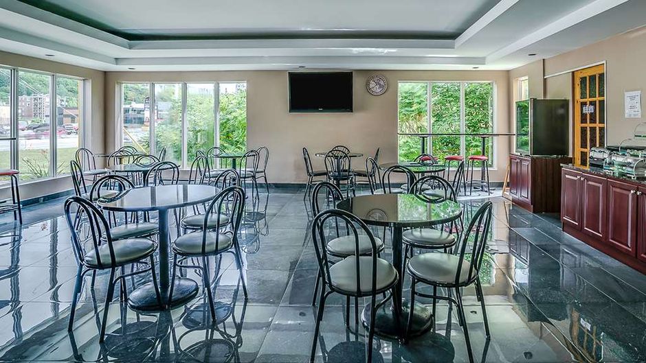 Quality Suites Ste Anne de Beaupre Restaurant