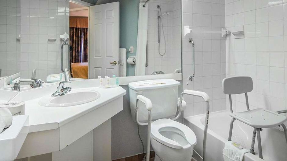 Quality Suites Ste Anne de Beaupre Room
