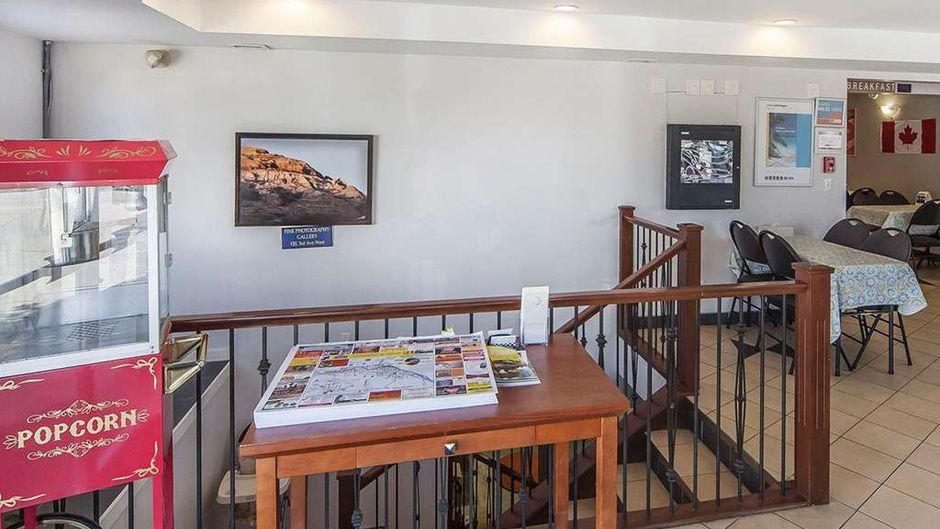 Econo Lodge and Suites Drumheller Lobby